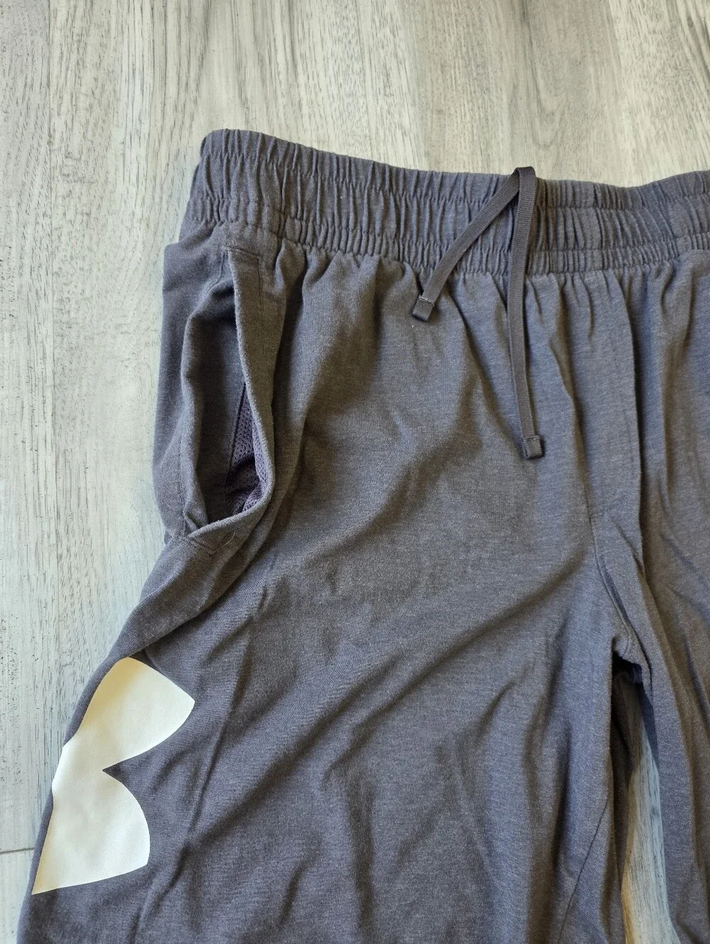 Under Armour Men’s Large Gray Logo Athletic Shorts
